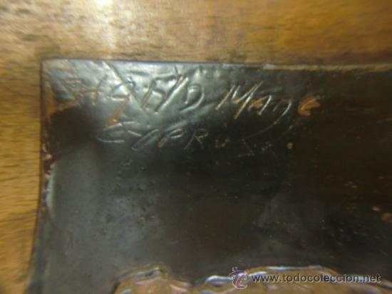 Antig&uuml;edades: Metal repujado pegado en madera - Foto 2