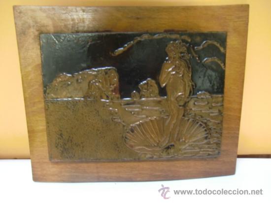 Antig&uuml;edades: Metal repujado pegado en madera - Foto 1