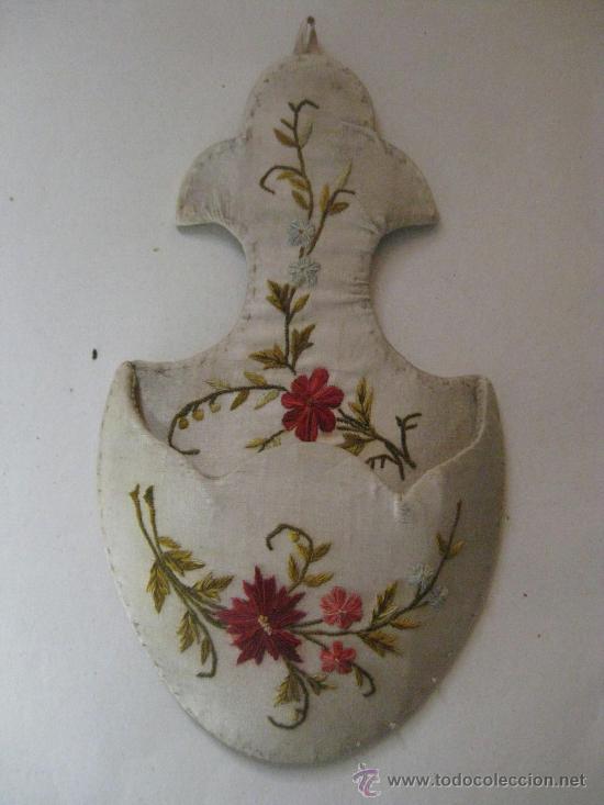 Antig&uuml;edades: SOPORTE PARA GUARDAR EL RELOJ DE BOLSILLO POR LAS NOCHES EN SEDA BORDADA ANTIGUO - PIEZA DE MUSEO