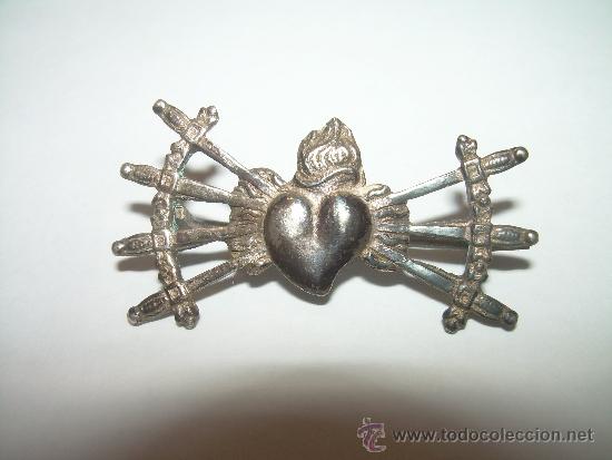 Antig&uuml;edades: ANTIGUA MEDALLA DE PLATA-CORAZON 7 ESPADAS - Foto 1