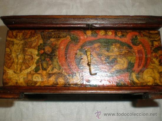 Antig&uuml;edades: caja de madera con aplicacion papel - Foto 6