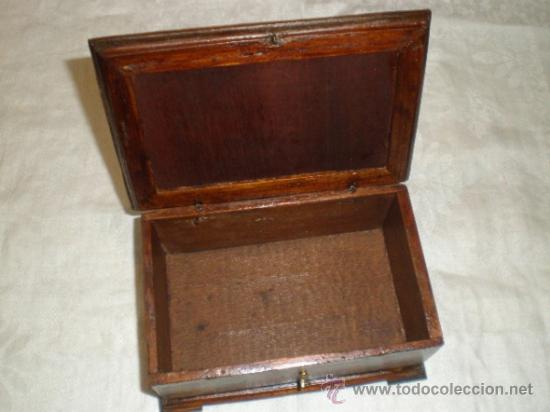 Antig&uuml;edades: caja de madera con aplicacion papel - Foto 9