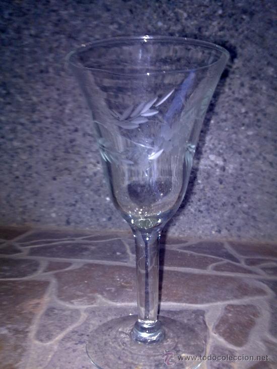 Antiquit&eacute;s: antigua copa de cristal con bonito tallado.