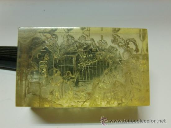 Antig&uuml;edades: Pieza rectangular de pl&aacute;stico que en relieve representa una taberna y gente holandesa - Foto 3