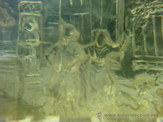 Antig&uuml;edades: Pieza rectangular de pl&aacute;stico que en relieve representa una taberna y gente holandesa - Foto 4