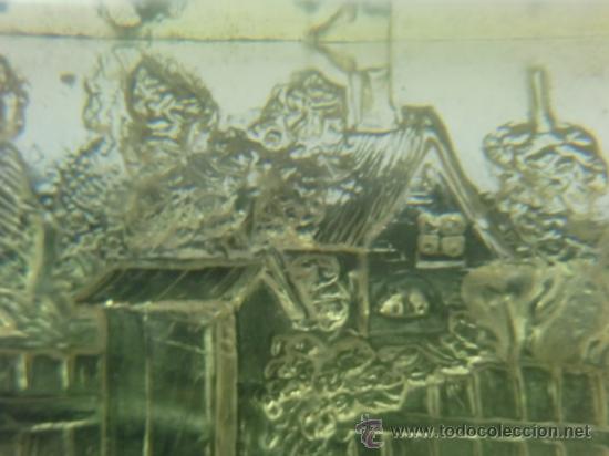 Antig&uuml;edades: Pieza rectangular de pl&aacute;stico que en relieve representa una taberna y gente holandesa - Foto 5