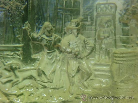 Antig&uuml;edades: Pieza rectangular de pl&aacute;stico que en relieve representa una taberna y gente holandesa - Foto 6