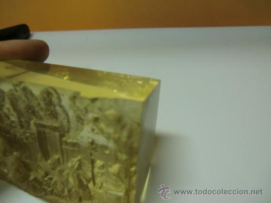 Antig&uuml;edades: Pieza rectangular de pl&aacute;stico que en relieve representa una taberna y gente holandesa - Foto 8