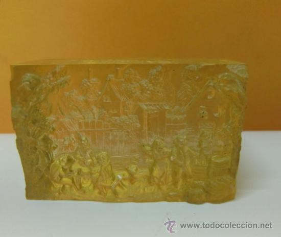 Antig&uuml;edades: Pieza rectangular de pl&aacute;stico que en relieve representa una taberna y gente holandesa - Foto 1