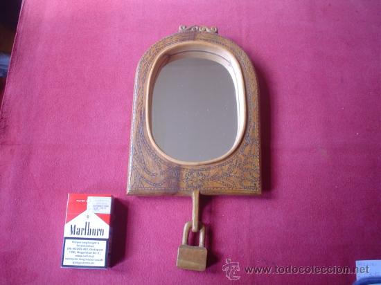 Oggetti Antichi: Precioso espejo tallado de una sola pieza con candado tallado