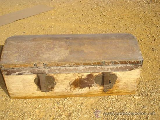 Antig&uuml;edades: arcon de madera y piel de vaca - Foto 1