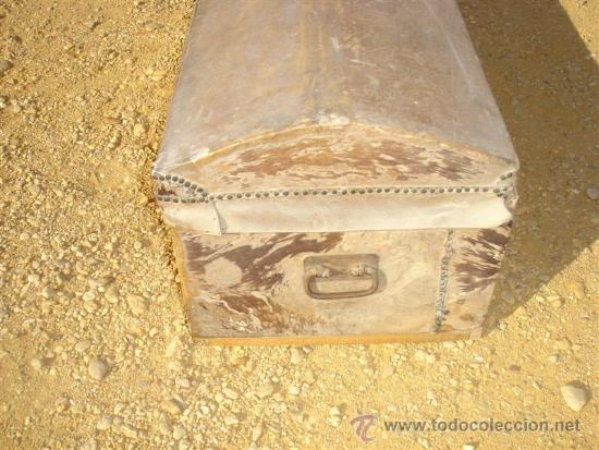 Antig&uuml;edades: arcon de madera y piel de vaca - Foto 2