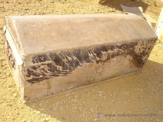 Antig&uuml;edades: arcon de madera y piel de vaca - Foto 3