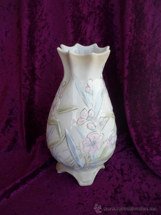 Antig&uuml;edades: JARON DE PORCELANA VALENCIANA. MIGUEL REQUENA. 29X6CM.