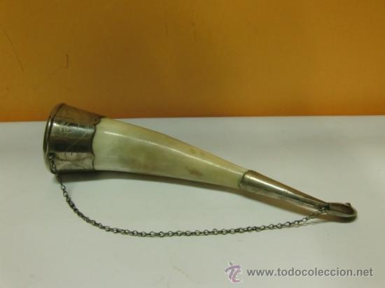 Antig&uuml;edades: Cuerno de asta de buey rematado en metal - Foto 1