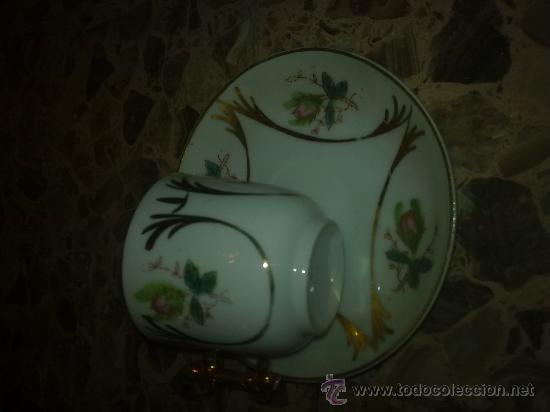 Antig&uuml;edades: Conjunto de taza y plato. No esta marcada. Motivos florales.