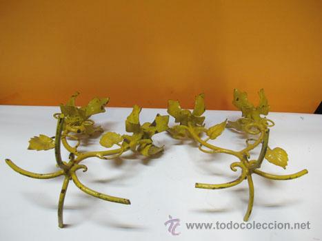 Antig&uuml;edades: Pareja de candelabros de metal - Foto 5