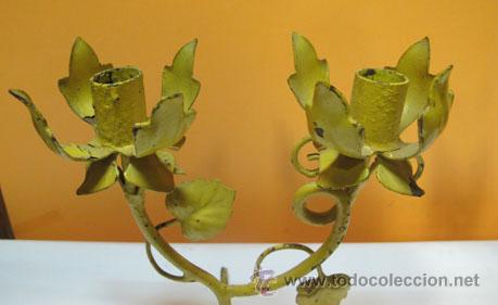 Antig&uuml;edades: Pareja de candelabros de metal - Foto 2