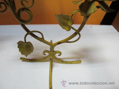 Antig&uuml;edades: Pareja de candelabros de metal - Foto 3