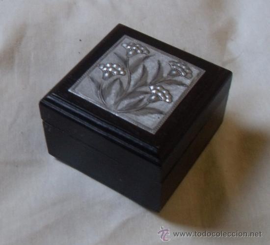 Antig&uuml;edades: CAJA DE MADERA CON DECORACION DE METAL - Foto 1