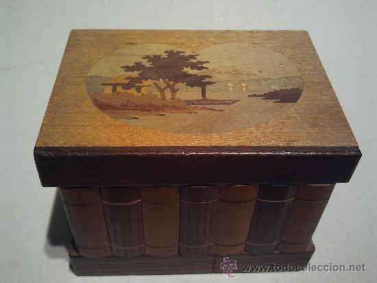 Antig&uuml;edades: Caja de marqueter&iacute;a simulando libros, con caj&oacute;n secreto. - Foto 1