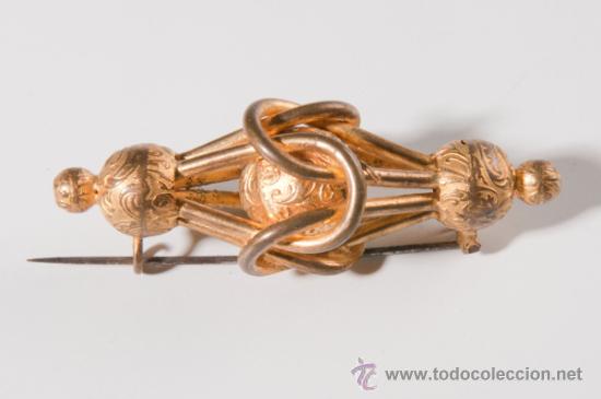 Antig&uuml;edades: Broche de aguja en metal dorado