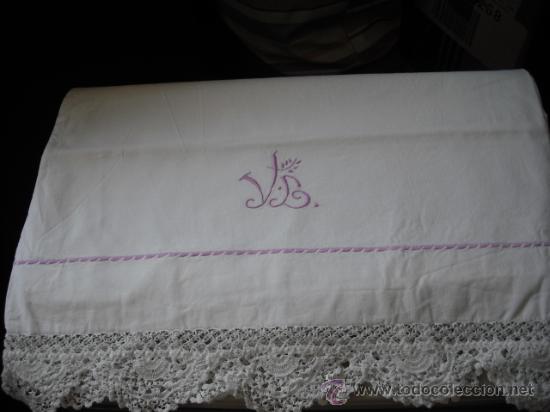 Antig&uuml;edades: ALMOHADA CON ENCAJE DE GANCHILLO - Foto 1
