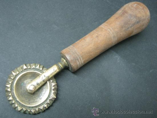 Antig&uuml;edades: antigua rulina de bronce s.XIX - Foto 4