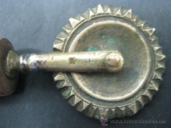 Antig&uuml;edades: antigua rulina de bronce s.XIX - Foto 3