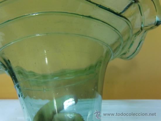 Antig&uuml;edades: Florero de cristal verde - Foto 4