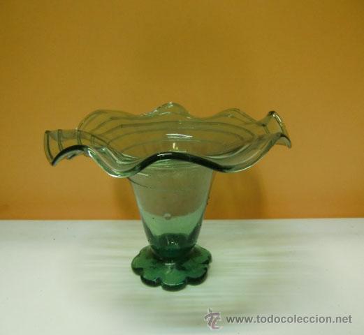 Antig&uuml;edades: Florero de cristal verde - Foto 1