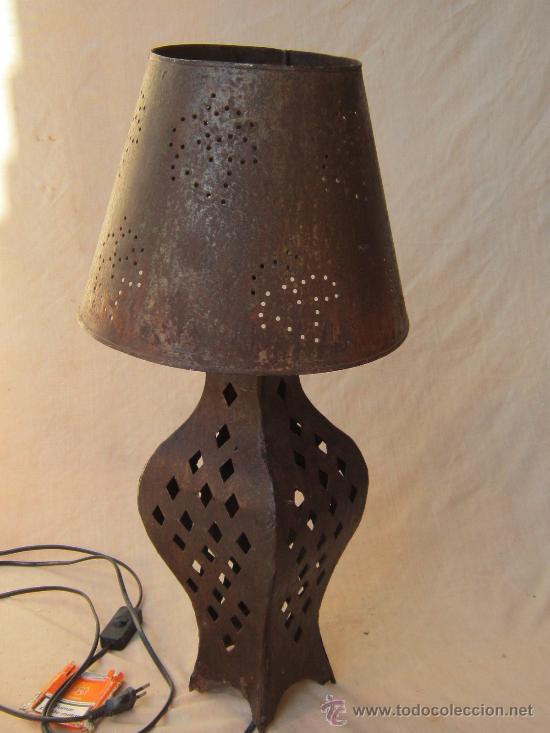 Antig&uuml;edades: LAMPARA DE MESA  EN METAL - Foto 1