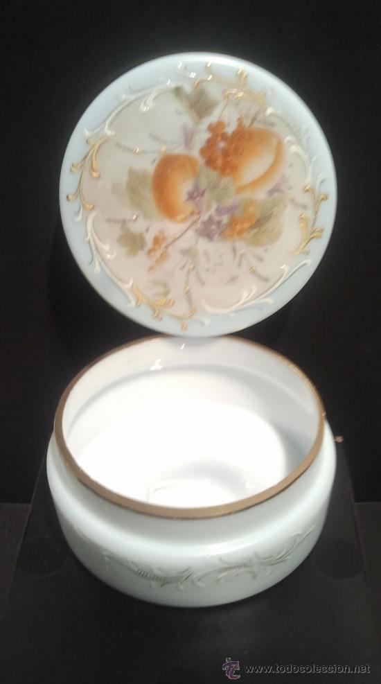 Antig&uuml;edades: Caja de opalina esmaltada y pintada. Finales s. XIX. - Foto 2