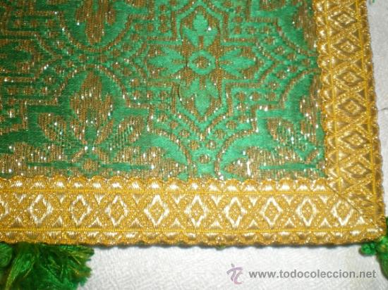 Antig&uuml;edades: centro de tela verde bordado en oro - Foto 3