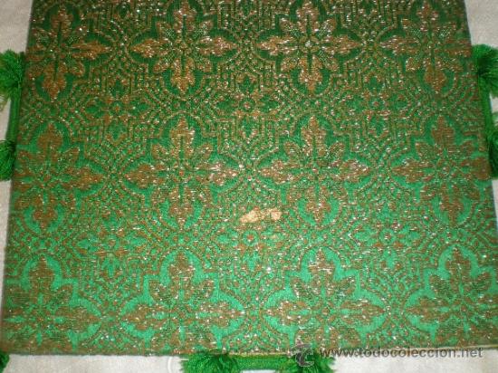 Antig&uuml;edades: centro de tela verde bordado en oro - Foto 7