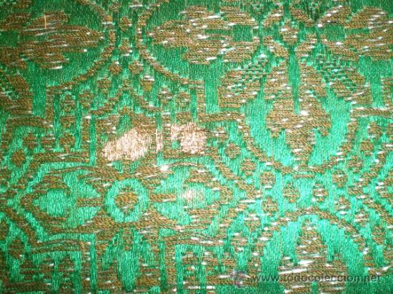 Antig&uuml;edades: centro de tela verde bordado en oro - Foto 6