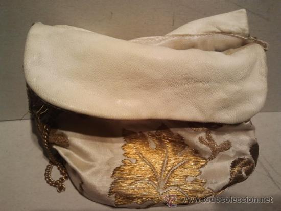 Antigüedades: Bonito bolso en seda bordado con hilo de oro. Base y vuelta en piel y cadena para su cierre. - Foto 3 - 33638340