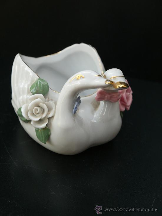 Antig&uuml;edades: Peque&ntilde;o centro decorativo. Pareja de cisnes. Cisne de porcelana. Flor porcelana. Filos dorados