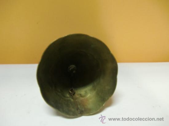 Antig&uuml;edades: Campana de metal con forma de mujer - Foto 2