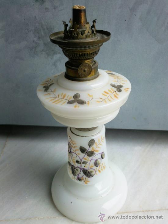 Antig&uuml;edades: Antiguo quinque de opalina blanca pintada a mano - Foto 1