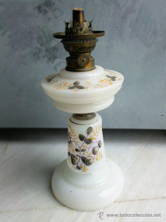 Antig&uuml;edades: Antiguo quinque de opalina blanca pintada a mano - Foto 2