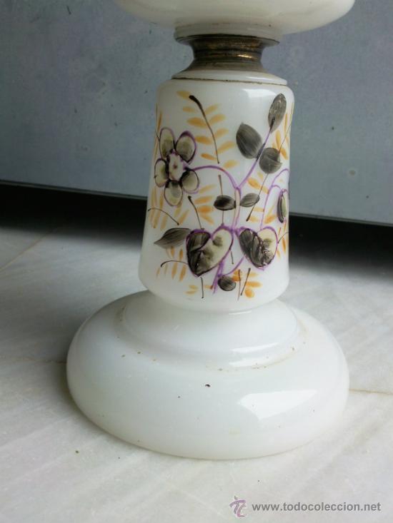 Antig&uuml;edades: Antiguo quinque de opalina blanca pintada a mano - Foto 8