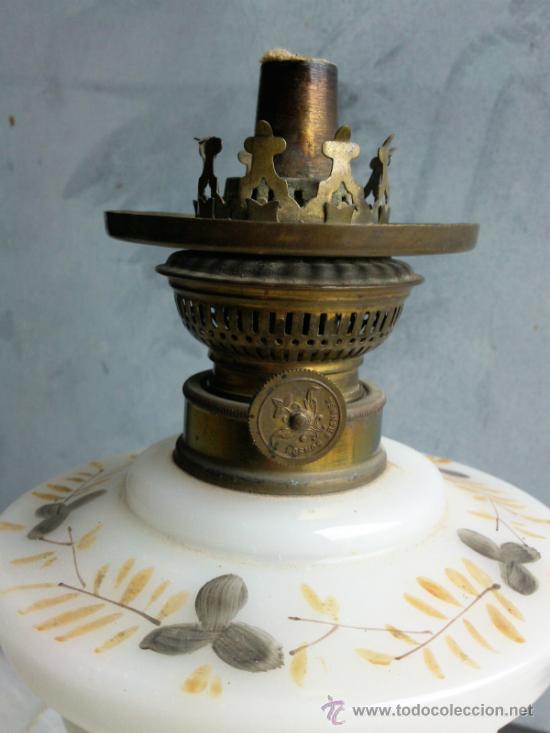 Antig&uuml;edades: Antiguo quinque de opalina blanca pintada a mano - Foto 6