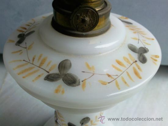 Antig&uuml;edades: Antiguo quinque de opalina blanca pintada a mano - Foto 4