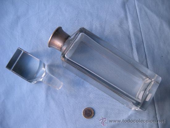 Antig&uuml;edades: ANTIGUA BOTELLA DE CRISTAL  CON CUELLO DE PLATA - Foto 1