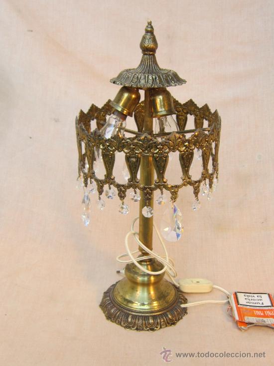 Antig&uuml;edades: LAMPARA DE MESA EN BRONCE CON  CRISTALES - Foto 1