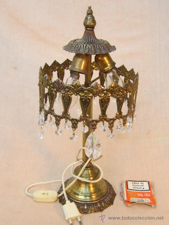 Antig&uuml;edades: LAMPARA DE MESA EN BRONCE CON  CRISTALES - Foto 2
