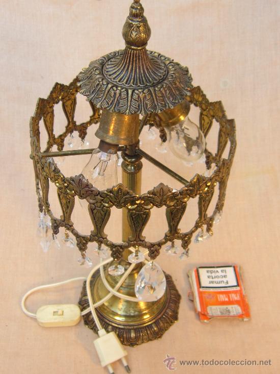 Antig&uuml;edades: LAMPARA DE MESA EN BRONCE CON  CRISTALES - Foto 4