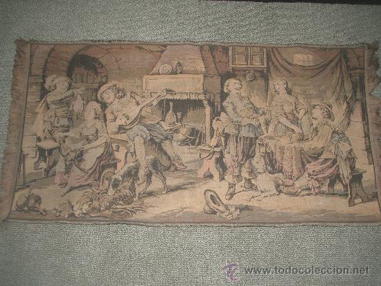 Antig&uuml;edades: ANTIGUO TAPIZ CON ESCENA DE MOSQUETEROS - Foto 1