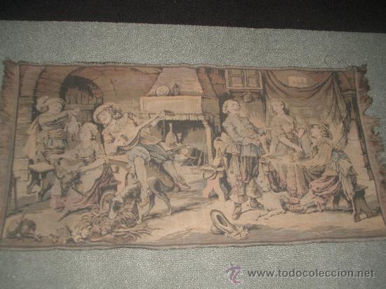 Antig&uuml;edades: ANTIGUO TAPIZ CON ESCENA DE MOSQUETEROS - Foto 2